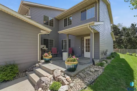 2301 E Beacon Pl, Sioux Falls, SD 57103