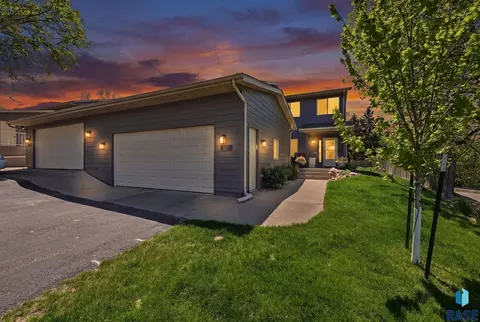 Exterior - 2301 E Beacon Pl, Sioux Falls, SD 57103 photo 4 of 5
