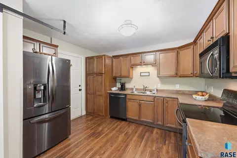 Kitchen - 2301 E Beacon Pl, Sioux Falls, SD 57103 photo 2 of 2