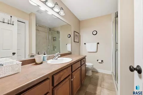 Bath - 2301 E Beacon Pl, Sioux Falls, SD 57103 photo 3 of 4