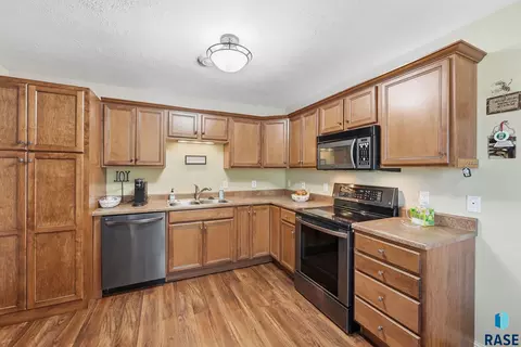Kitchen - 2301 E Beacon Pl, Sioux Falls, SD 57103 photo 1 of 2