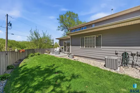 Exterior - 2301 E Beacon Pl, Sioux Falls, SD 57103 photo 2 of 5