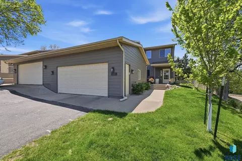 Exterior - 2301 E Beacon Pl, Sioux Falls, SD 57103 photo 5 of 5