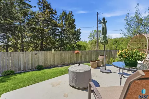 Exterior - 2301 E Beacon Pl, Sioux Falls, SD 57103 photo 3 of 5