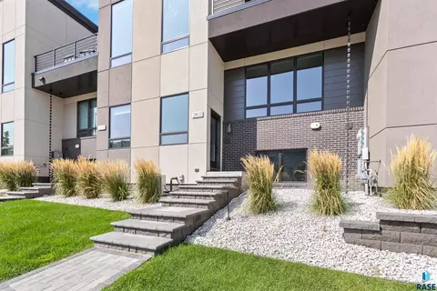 Exterior - 2803 S Terry Ave, Sioux Falls, SD 57106 photo 2 of 2