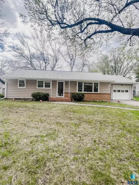 1009 N Elmwood Ave, Luverne, MN 56156