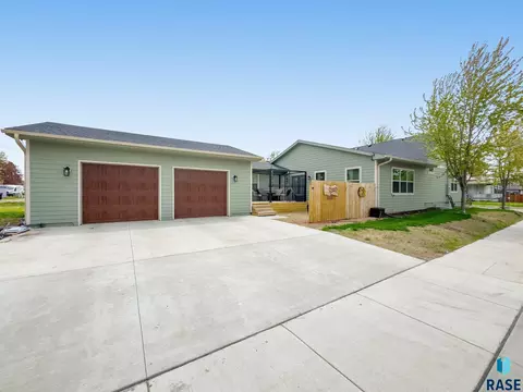 320 W 4th Ave, Lennox, SD 57039