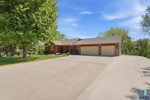 Exterior - 8508 E Saddle Creek Rd, Sioux Falls, SD 57110 photo 9 of 12