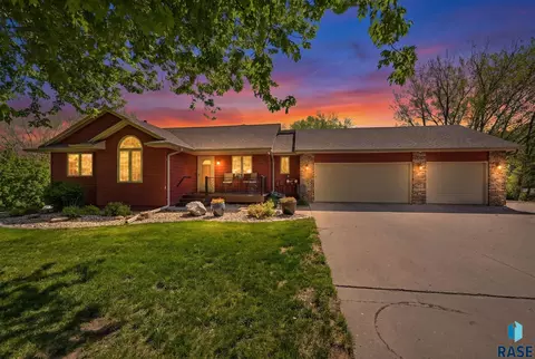 8508 E Saddle Creek Rd, Sioux Falls, SD 57110