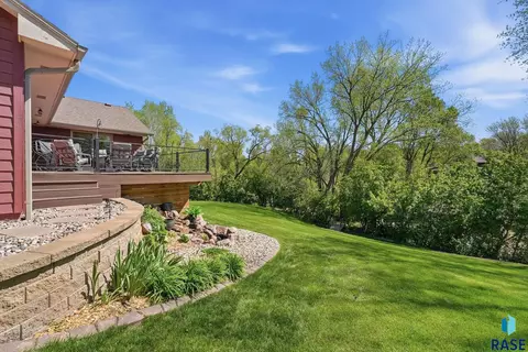 Exterior - 8508 E Saddle Creek Rd, Sioux Falls, SD 57110 photo 4 of 12