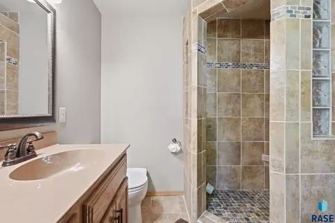 Bath - 8508 E Saddle Creek Rd, Sioux Falls, SD 57110 photo 3 of 5