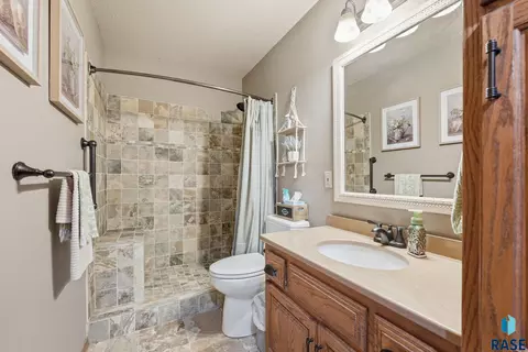 Bath - 8508 E Saddle Creek Rd, Sioux Falls, SD 57110 photo 4 of 5