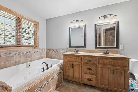 Bath - 8508 E Saddle Creek Rd, Sioux Falls, SD 57110 photo 1 of 5