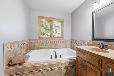 Bath - 8508 E Saddle Creek Rd, Sioux Falls, SD 57110 photo 2 of 5