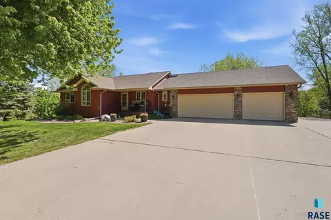 Exterior - 8508 E Saddle Creek Rd, Sioux Falls, SD 57110 photo 10 of 12
