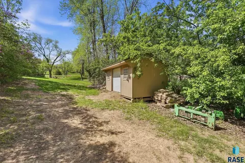 Exterior - 8508 E Saddle Creek Rd, Sioux Falls, SD 57110 photo 7 of 12