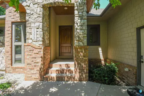 1325 W Wicklow Ct, Sioux Falls, SD 57108