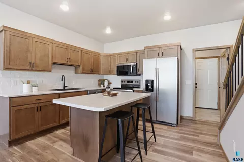 Kitchen - 2404 E Jetty Pl, Sioux Falls, SD 57108 photo 3 of 4