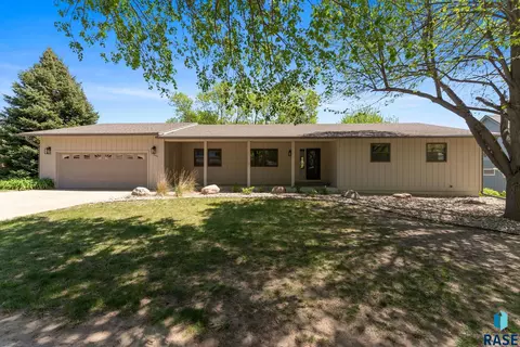 2420 E Stanton Dr, Sioux Falls, SD 57103
