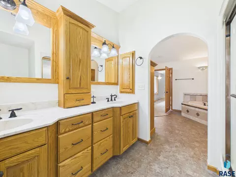 Bath - 1108 Sunnyside Ct, Mitchell, SD 57301 photo 5 of 7