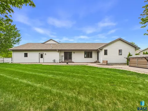 Exterior - 1108 Sunnyside Ct, Mitchell, SD 57301 photo 4 of 11