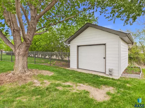 Exterior - 1108 Sunnyside Ct, Mitchell, SD 57301 photo 7 of 11