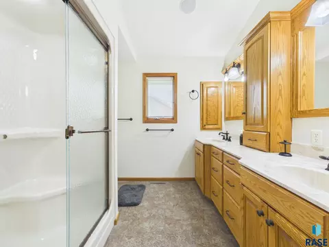 Bath - 1108 Sunnyside Ct, Mitchell, SD 57301 photo 3 of 7