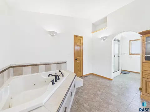 Bath - 1108 Sunnyside Ct, Mitchell, SD 57301 photo 1 of 7