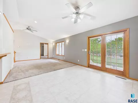 Living - 1108 Sunnyside Ct, Mitchell, SD 57301 photo 8 of 12