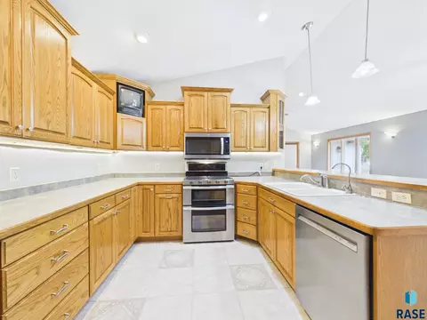 Kitchen - 1108 Sunnyside Ct, Mitchell, SD 57301 photo 2 of 4
