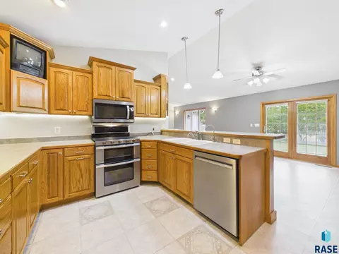 Kitchen - 1108 Sunnyside Ct, Mitchell, SD 57301 photo 3 of 4