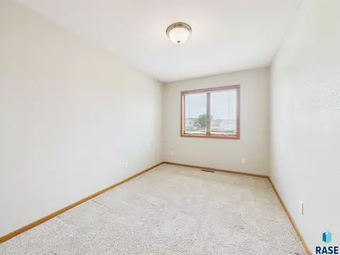 Bedroom - 1108 Sunnyside Ct, Mitchell, SD 57301 photo 3 of 9