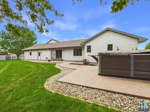 Exterior - 1108 Sunnyside Ct, Mitchell, SD 57301 photo 3 of 11