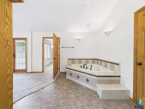 Bath - 1108 Sunnyside Ct, Mitchell, SD 57301 photo 2 of 7