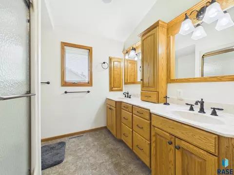 Bath - 1108 Sunnyside Ct, Mitchell, SD 57301 photo 4 of 7