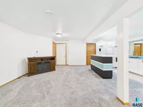 Living - 1108 Sunnyside Ct, Mitchell, SD 57301 photo 10 of 12
