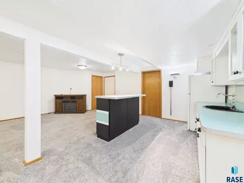 Living - 1108 Sunnyside Ct, Mitchell, SD 57301 photo 9 of 12