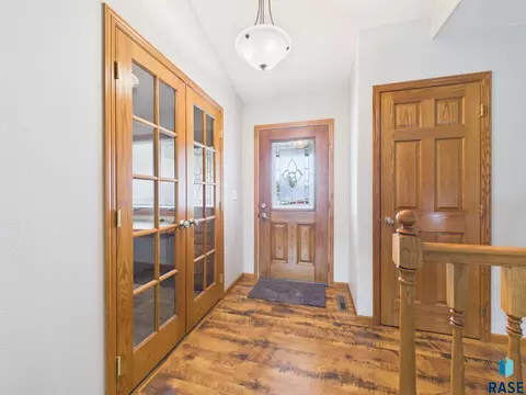 Entry Way - 1108 Sunnyside Ct, Mitchell, SD 57301 photo 1 of 3