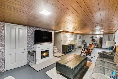 Living - 611 E 3rd St, Bridgewater, SD 57319 photo 6 of 6