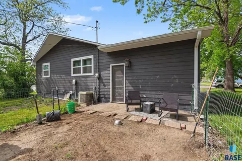 Exterior - 611 E 3rd St, Bridgewater, SD 57319 photo 2 of 4