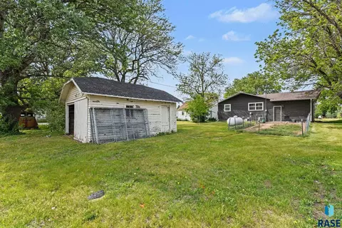 Exterior - 611 E 3rd St, Bridgewater, SD 57319 photo 3 of 4
