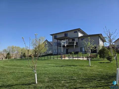 Exterior - 7308 E Gray Eagle Cir, Sioux Falls, SD 57110 photo 8 of 14