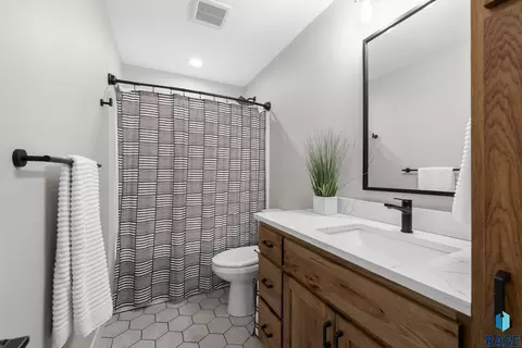 Bath - 7308 E Gray Eagle Cir, Sioux Falls, SD 57110 photo 5 of 6