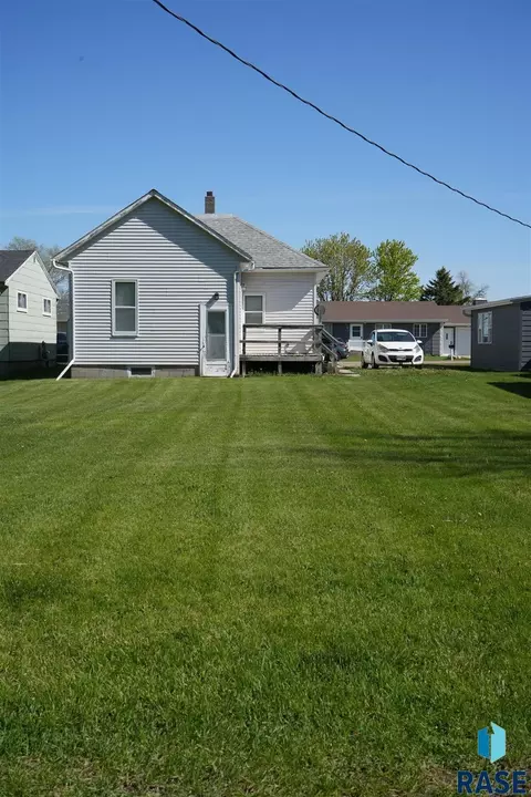 608 E Maple St, Parkston, SD 57366
