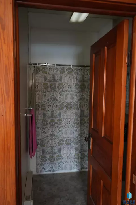 Bath - 608 E Maple St, Parkston, SD 57366 photo 1 of 2