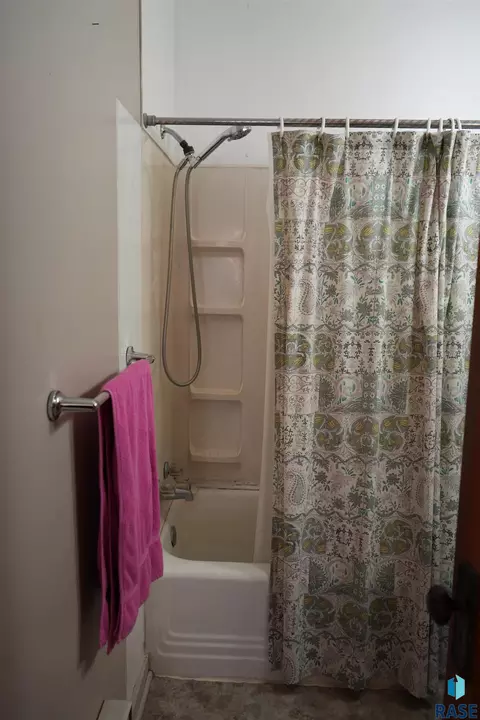 Bath - 608 E Maple St, Parkston, SD 57366 photo 2 of 2