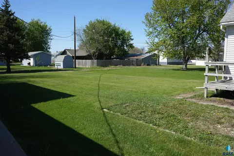 Exterior - 608 E Maple St, Parkston, SD 57366 photo 2 of 3