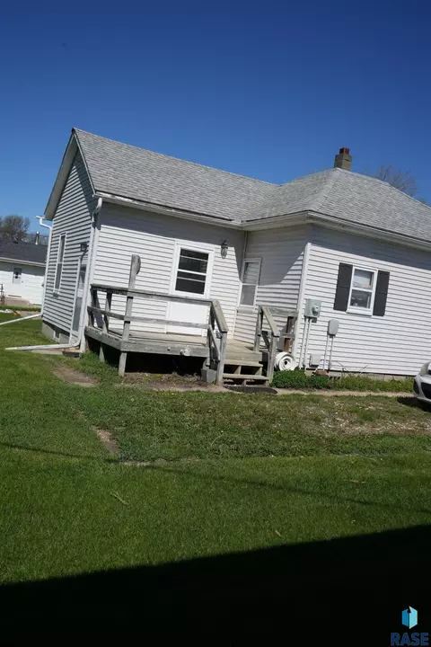 Exterior - 608 E Maple St, Parkston, SD 57366 photo 3 of 3