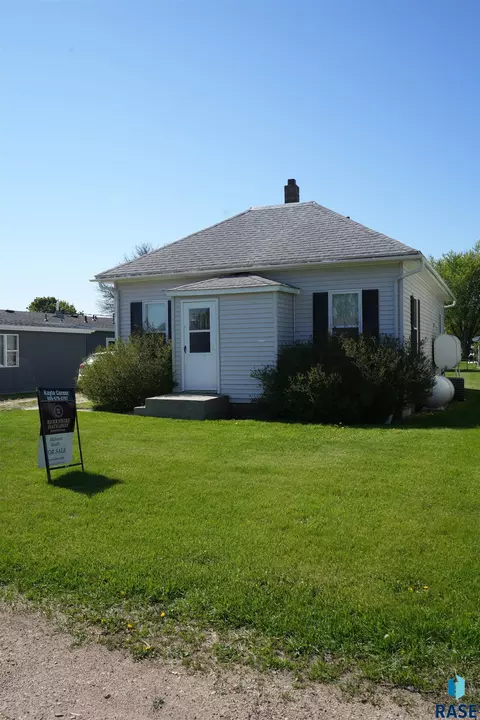 608 E Maple St, Parkston, SD 57366