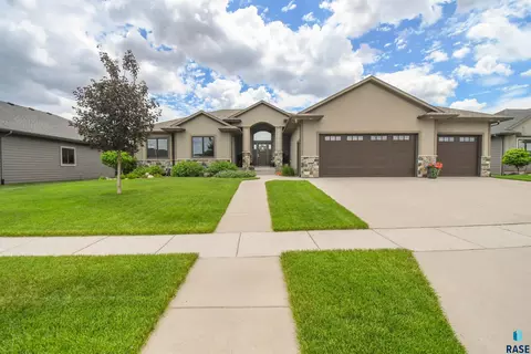 9309 W Lakeside Cir, Sioux Falls, SD 57107